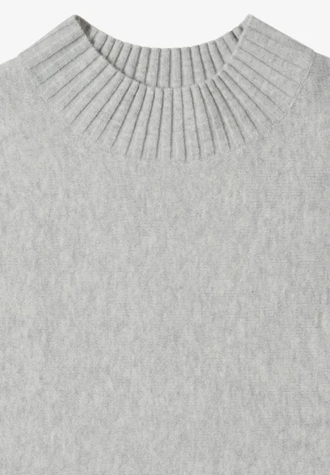 Ein hellgrauer Strickpullover mit Rundhalsausschnitt und feiner Struktur.