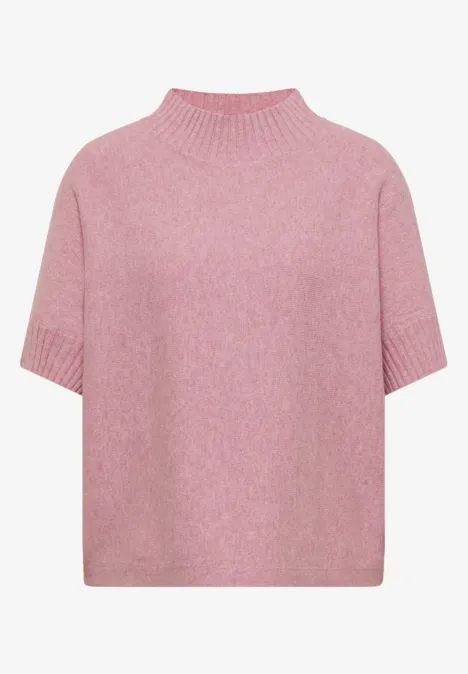 Rosa Pullover mit kurzem Ärmel und hohem Kragen, locker geschnitten.