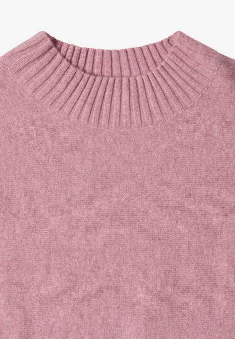 Rosa Pullover aus weichem Strick mit hohem, geripptem Kragen.