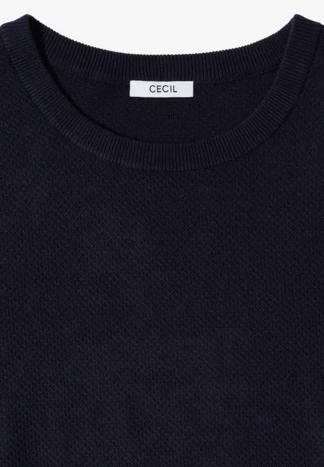 Un t-shirt bleu marine simple à manches courtes et col rond, avec l’étiquette "CECIL" à l’intérieur.