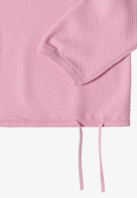 Pull rose avec motif gaufré et cordon de serrage à l’ourlet, vue détaillée de la manche et de la base.