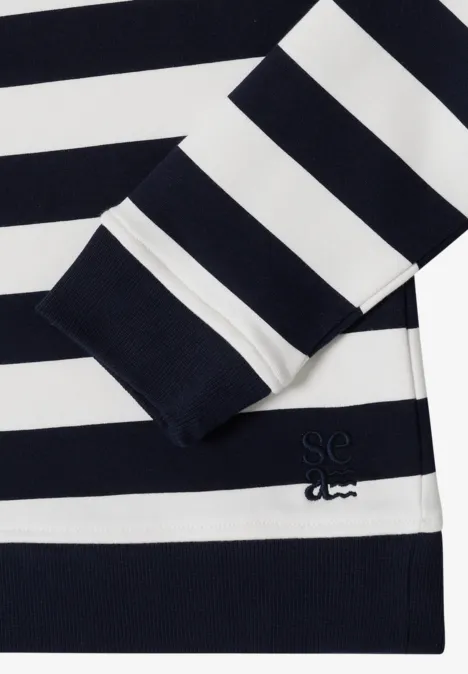 Nahaufnahme eines schwarz-weißen gestreiften Langarmshirts mit minimalistischer Logostickerei.