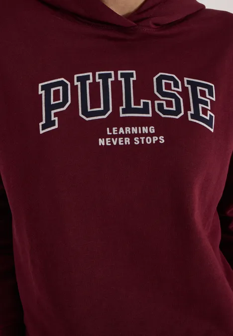 Sweat à capuche bordeaux avec l'inscription blanche 'PULSE LEARNING NEVER STOPS'.