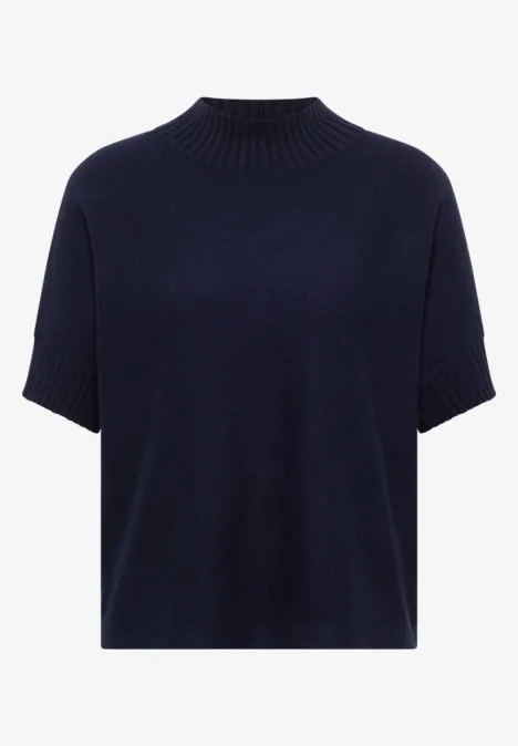 Pull en maille bleu marine à manches courtes et col montant.