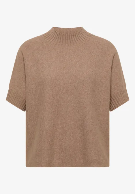 Pull court à manches courtes beige avec col montant en tricot fin.