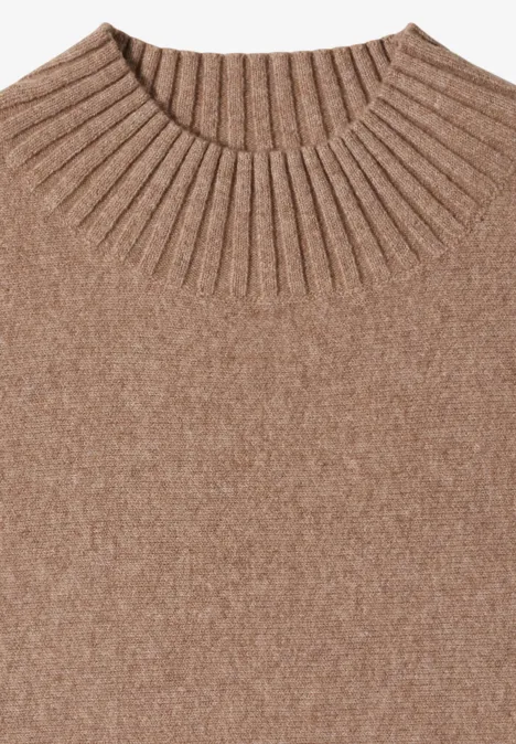 Pull sans manches beige en maille avec col côtelé.