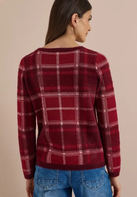 Langarm Pullover mit Karomuster red wine Rückansicht einer Frau in rot kariertem Pullover und Jeans.