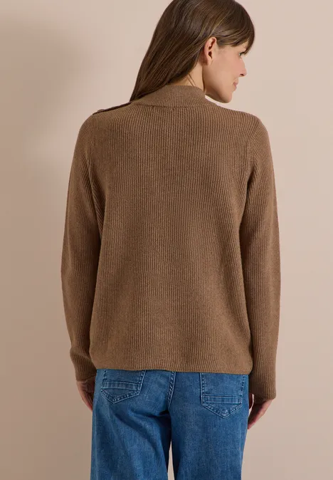 Pull texturé avec des boutons dark toffee brown melange Femme de dos portant un pull marron en maille et un jean bleu sur fond neutre.