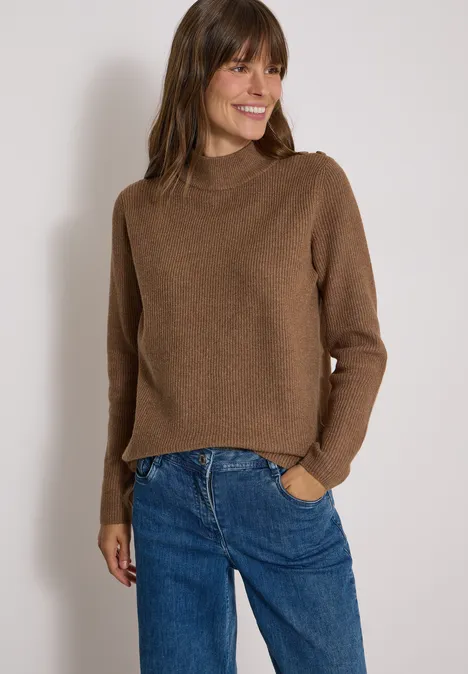Pull texturé avec des boutons dark toffee brown melange Une femme souriante porte un pull marron et un jean bleu sur fond clair.