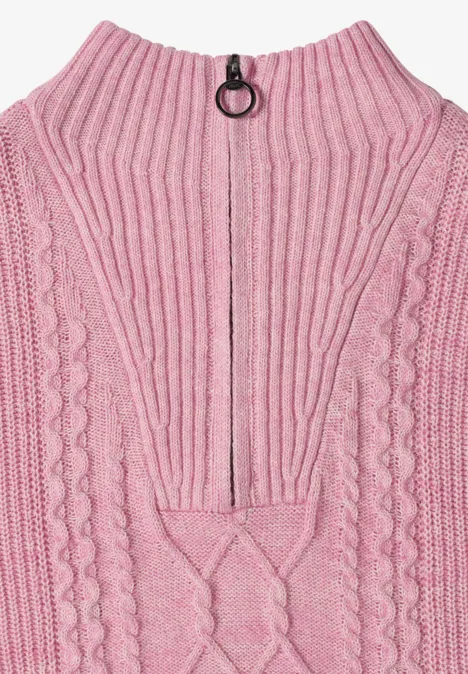 Pull en maille rose avec fermeture éclair et anneau au col.