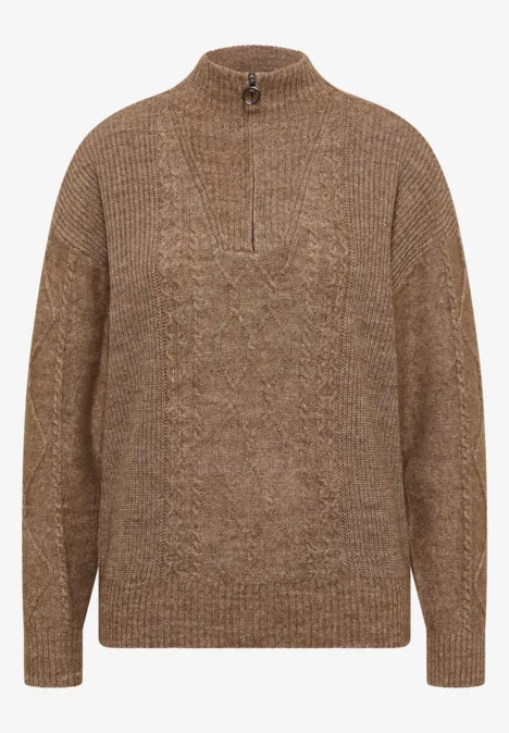 Pull marron en maille épaisse avec col montant et demi-fermeture éclair.