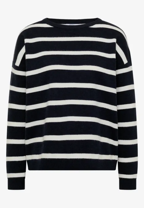 Dunkelblauer Pullover mit weißen Querstreifen.