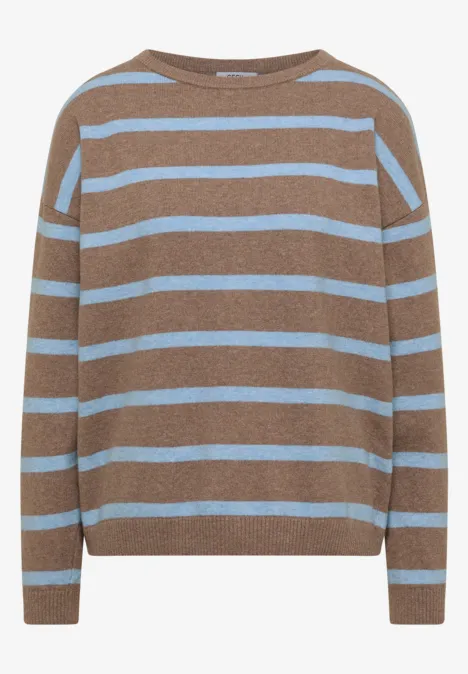 Brauner Pullover mit hellblauen Streifen, Rundhalsausschnitt und langen Ärmeln.