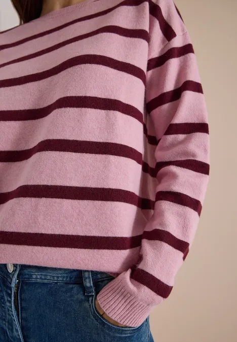 Pull à col bateau et rayures mellow rose melange Personne porte un pull rose à rayures bordeaux et un jean bleu.