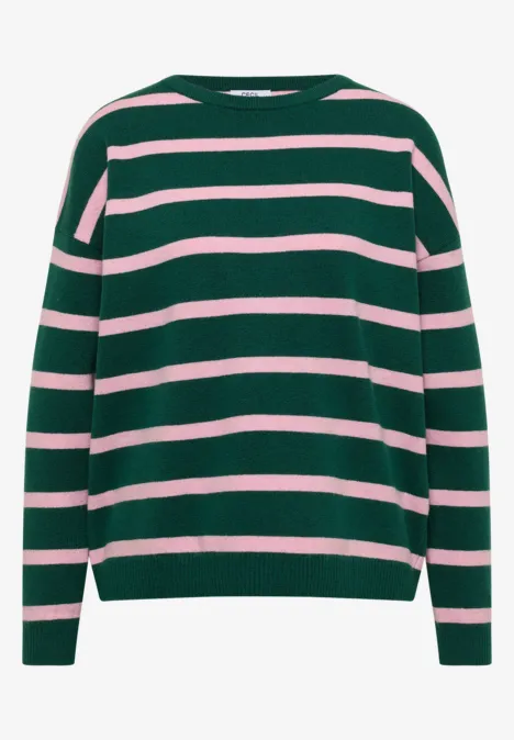 Pull à col bateau et rayures dark fir green melange Pull vert foncé à rayures horizontales roses, manches longues et encolure ronde.