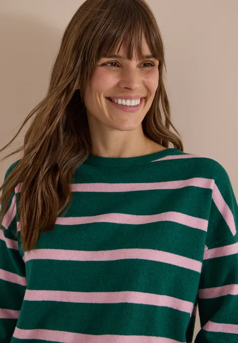 Pull à col bateau et rayures dark fir green melange Femme souriante portant un pull à rayures vertes et roses.