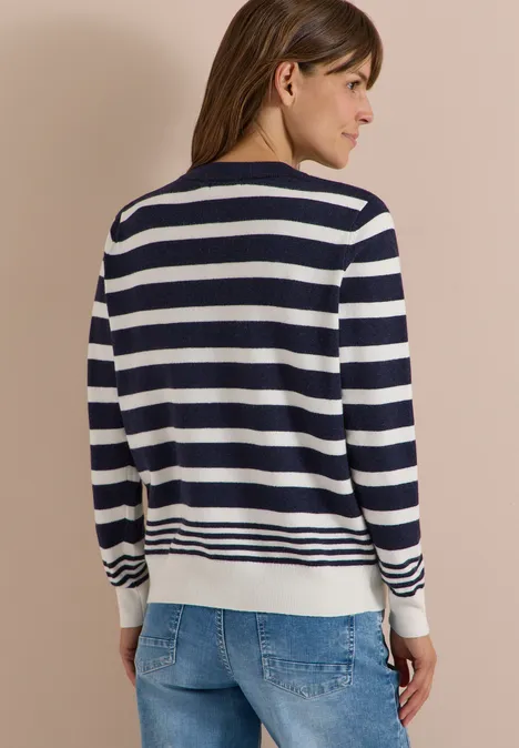 Pull à col rond et à rayures urban dark blue melange Femme de dos portant un pull rayé bleu marine et blanc avec bordure blanche.