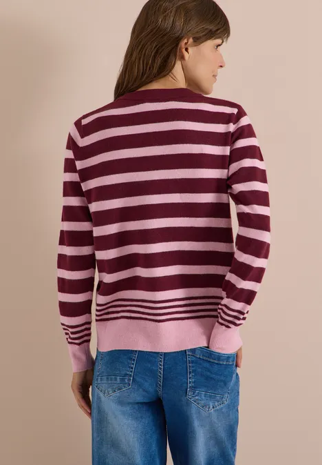 Pull à col rond et rayé red wine melange Vue de dos d'une femme en pull rayé rose-violet et jean bleu.