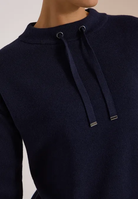 Dunkelblauer Pullover mit weitem Halsausschnitt und Kordelzug mit Metallenden.