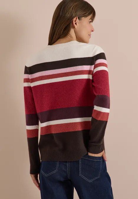 Pull à col rond et rayures rhubarb melange Femme vue de dos portant un pull rayé rouge, blanc et marron.