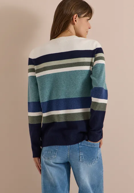 Pull à col rond et à rayures mineral blue melange Femme vue de dos portant un pull rayé crème, turquoise et bleu, associé à un jean bleu clair.