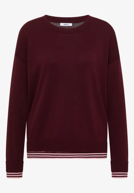 Bordeauxroter Pullover mit Rundhalsausschnitt, weißen Streifen an Saum und Ärmelabschlüssen.