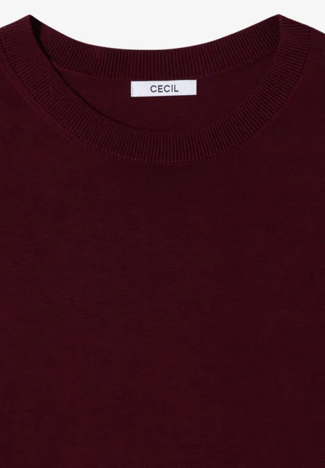 Bordeauxfarbener Rundhalspullover mit 'CECIL'-Label, gefaltet und von oben fotografiert.