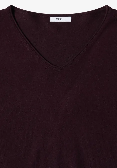 Dunkelroter V-Ausschnitt-Pullover mit feiner Textur, schlichtes Design und dezentem Markenlabel.