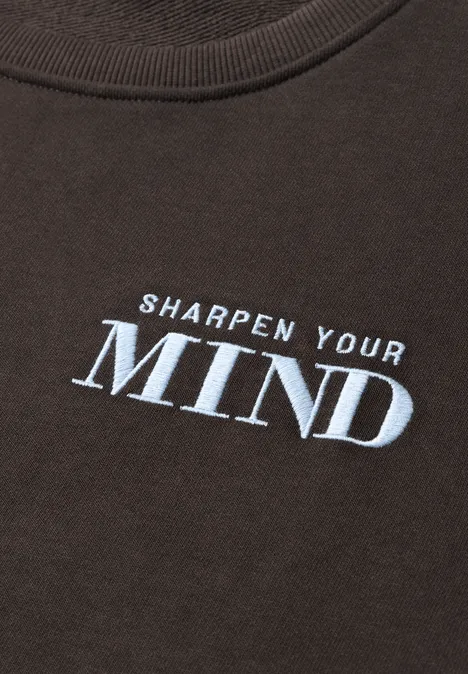 Sweatshirt mit Rundhals und Backprint truffle brown Dunkles T-Shirt mit weißem Aufdruck ‚SHARPEN YOUR MIND‘.