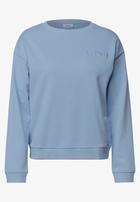 Hellblauer Sweater mit Rundhalsausschnitt und dezentem Logo auf der Brust