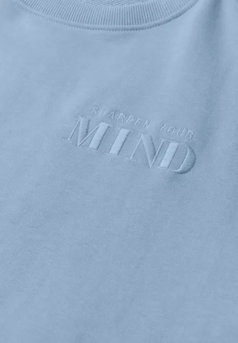 Hellblauer Pullover mit dezent gesticktem Schriftzug "A SIMPLE STATE OF MY MIND"