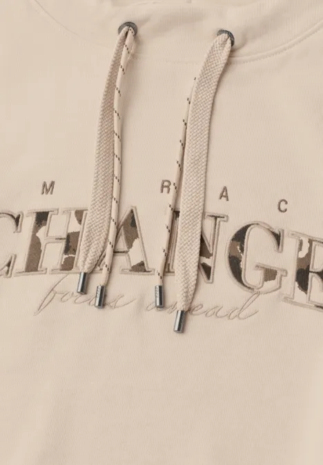 Sweat-shirt avec inscription et col cheminée pearl beige Beiger Hoodie mit Tunnelzug und großem Schriftzug 'CHANGE for good' auf der Brust.