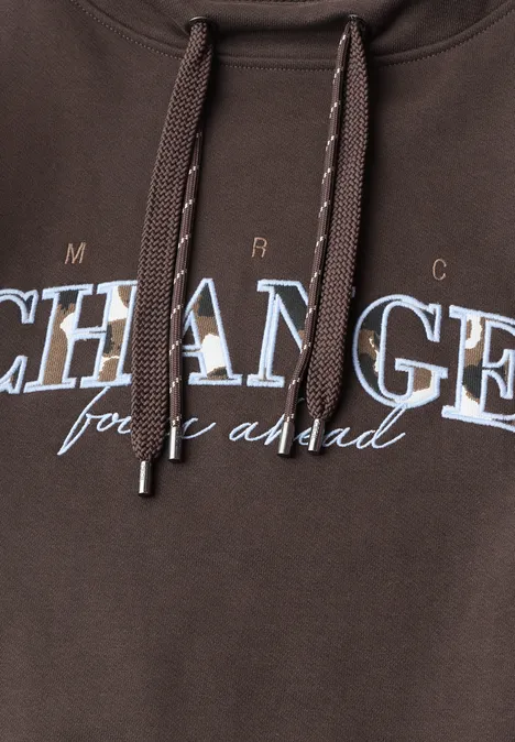 Sweat-shirt avec inscription et col cheminée truffle brown Brauner Kapuzenpullover mit Kordelzug und weiß-blauem Schriftzug 'CHANGE for a good'.
