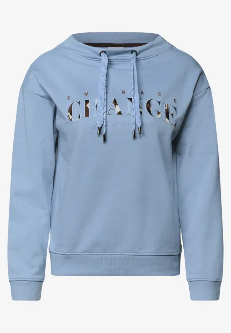 Sweat-shirt avec inscription et col cheminée cosmopolitan blue Hellblauer Kapuzenpullover mit Kordelzug und goldglänzendem Schriftzug auf der Brust.