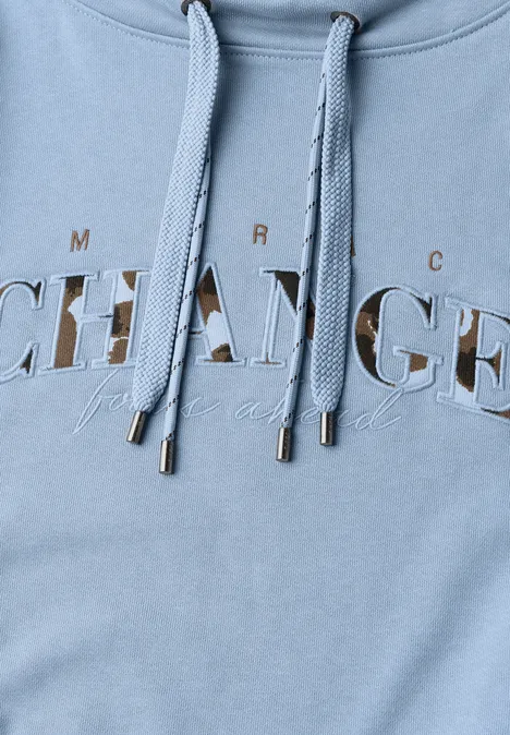 Sweat-shirt avec inscription et col cheminée cosmopolitan blue Hellblauer Hoodie mit Kordeln und Metallenden, bedruckt mit dem Schriftzug 'CHANGE' und kleinem Untertext.