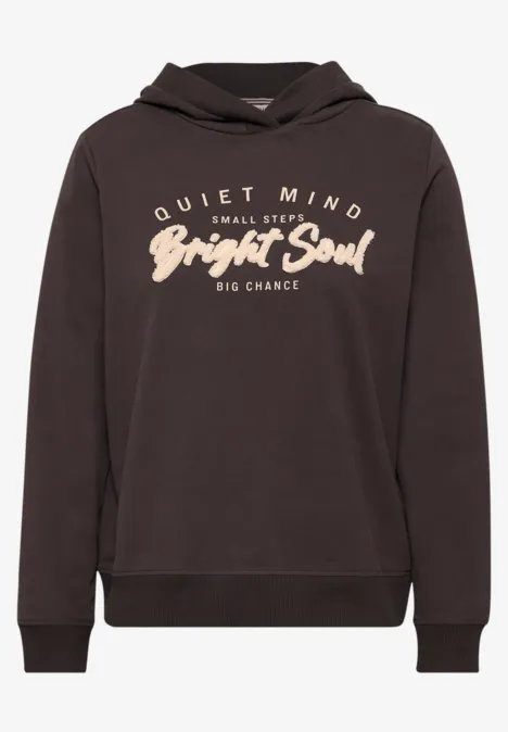 Donkere hoodie met tekst 'Quiet Mind Small Steps Bright Soul Big Chance'.
