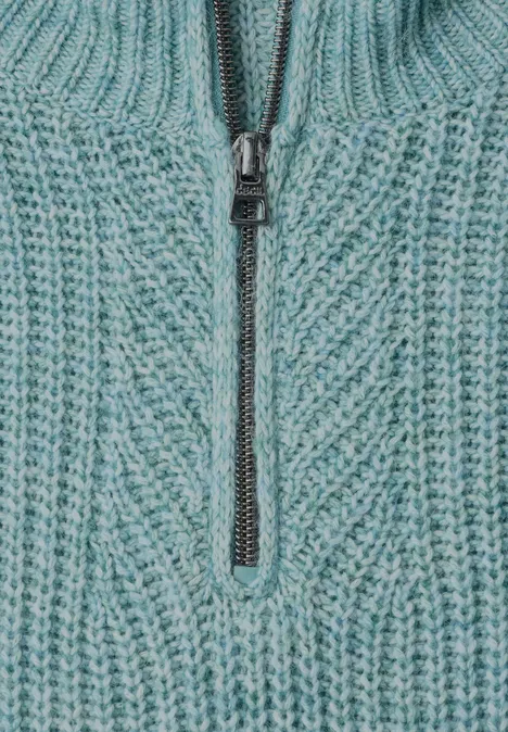 Türkisfarbener, grobgestrickter Pullover mit halblangem Reißverschluss und Rippbündchen am Kragen