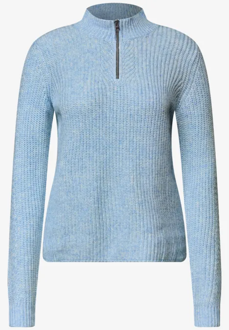 Hellblauer, gerippter Langarm-Pullover mit Stehkragen und halblangem Reißverschluss.