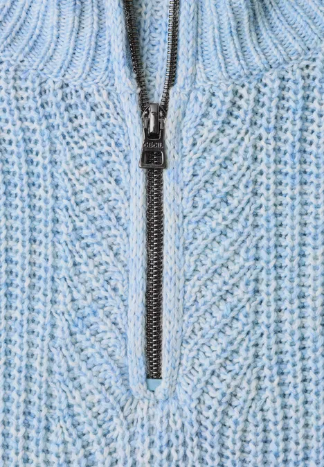 Hellblauer Strickpullover mit Reißverschluss und Rippstrickmuster.