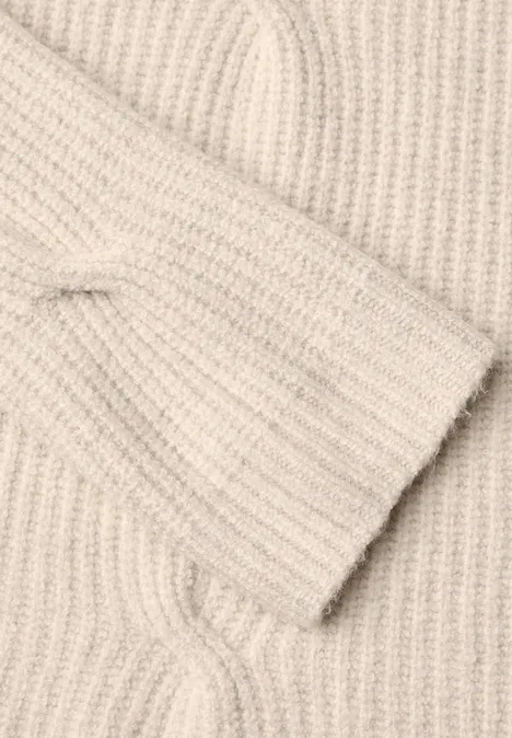 Trui met col en vlechtmotief oat milk beige melange Close-up van een beige gebreide trui met gevlochten patroon.