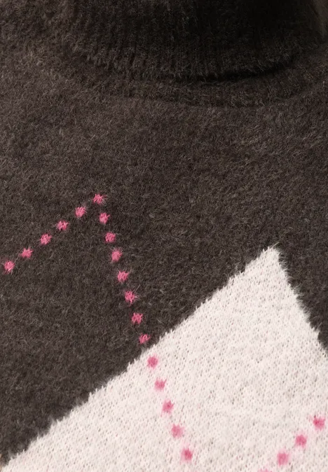 Ein Wollpullover mit Rollkragen und Argyle-Muster in dunklem Grau, hellgrauer Fläche und pinken Punkt-Linien.