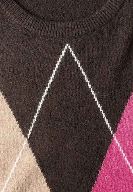 Strickpullover mit braunem Grund, beigefarbenem und pinkem Rautenmuster und weißer Ziernaht.