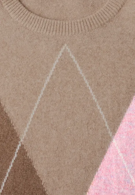 Nahaufnahme eines Strickpullovers mit Rautenmuster in Beige-, Braun- und Rosatönen