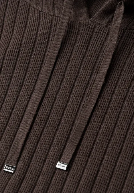 Gros plan sur un tissu côtelé marron foncé avec cordons et embouts métalliques.
