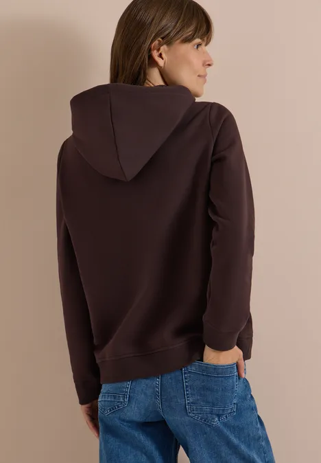 Sweatshirt in Unifarbe mit Kapuze truffle brown Frau mit mittelbraunem Kapuzenpullover und Jeans, Rückenansicht