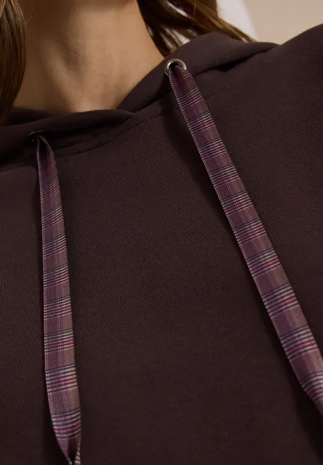 Sweatshirt in Unifarbe mit Kapuze truffle brown Nahaufnahme eines dunkelbraunen Kapuzenpullovers mit karierten Kordeln