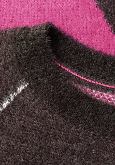 Pullover mit Rundhals und Argyle-Muster pink flash Nahaufnahme eines flauschigen Strickpullovers in Schwarz und Pink