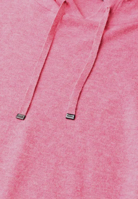 Nahaufnahme eines rosa Kapuzenpullovers mit Kordelzug und weicher Textur.