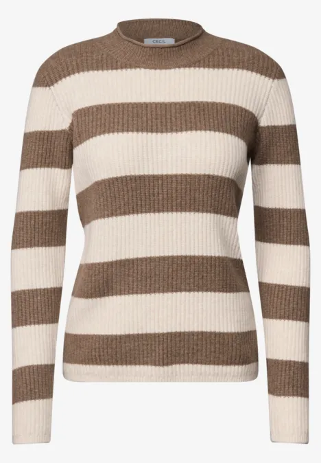 Pull marron et beige à larges rayures horizontales et col rond.