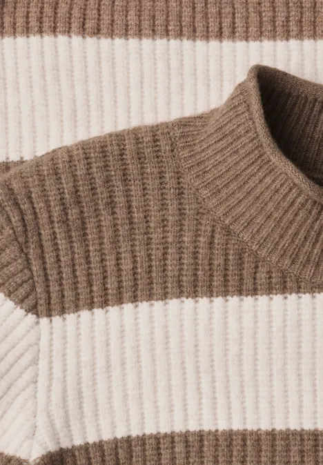 Pull côtelé marron et blanc à col montant en maille douce.